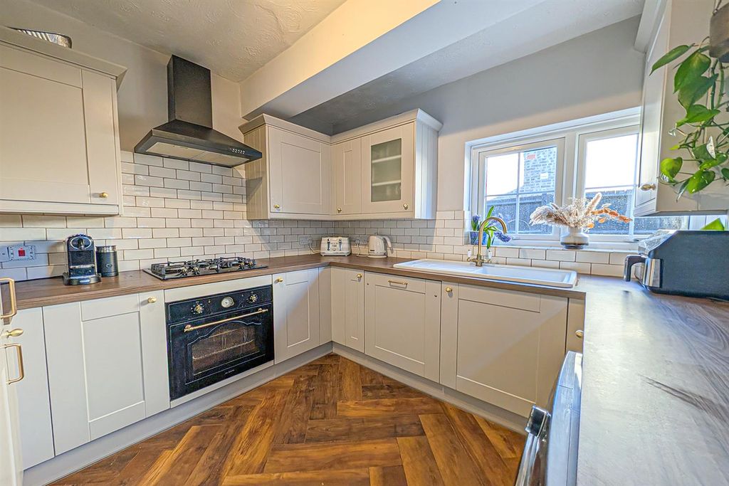 Property photo 2 of 18 Pxl_20260407_145137490 Kit.Jpg