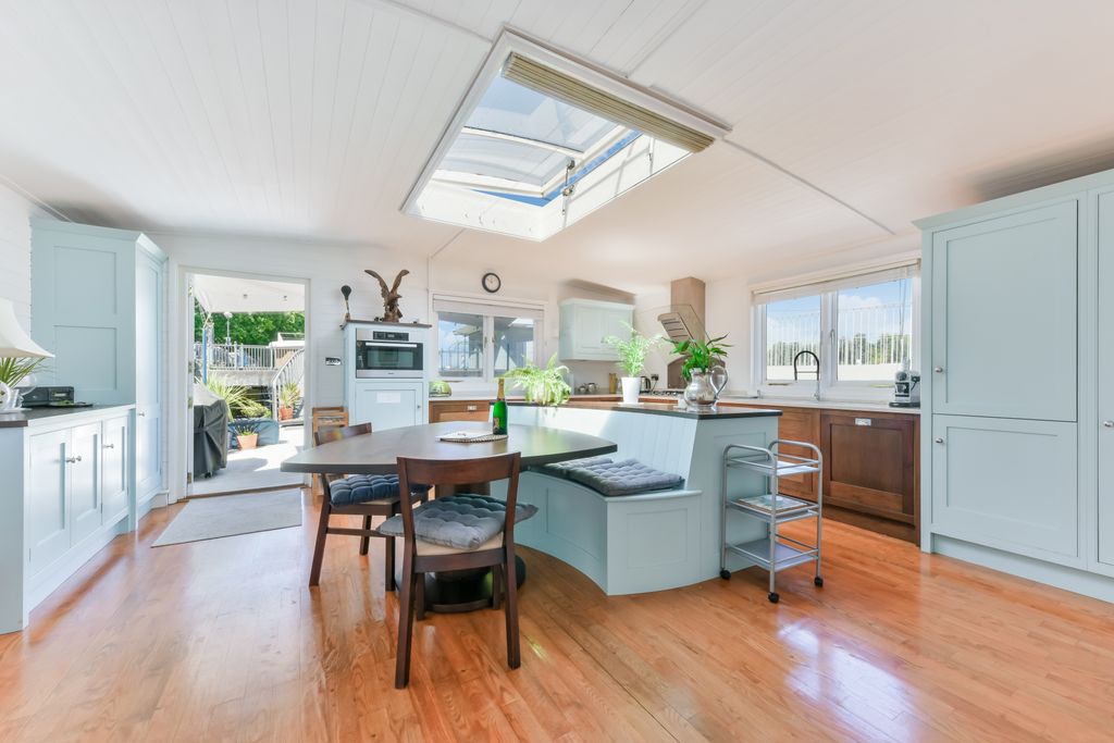 Property photo 2 of 26