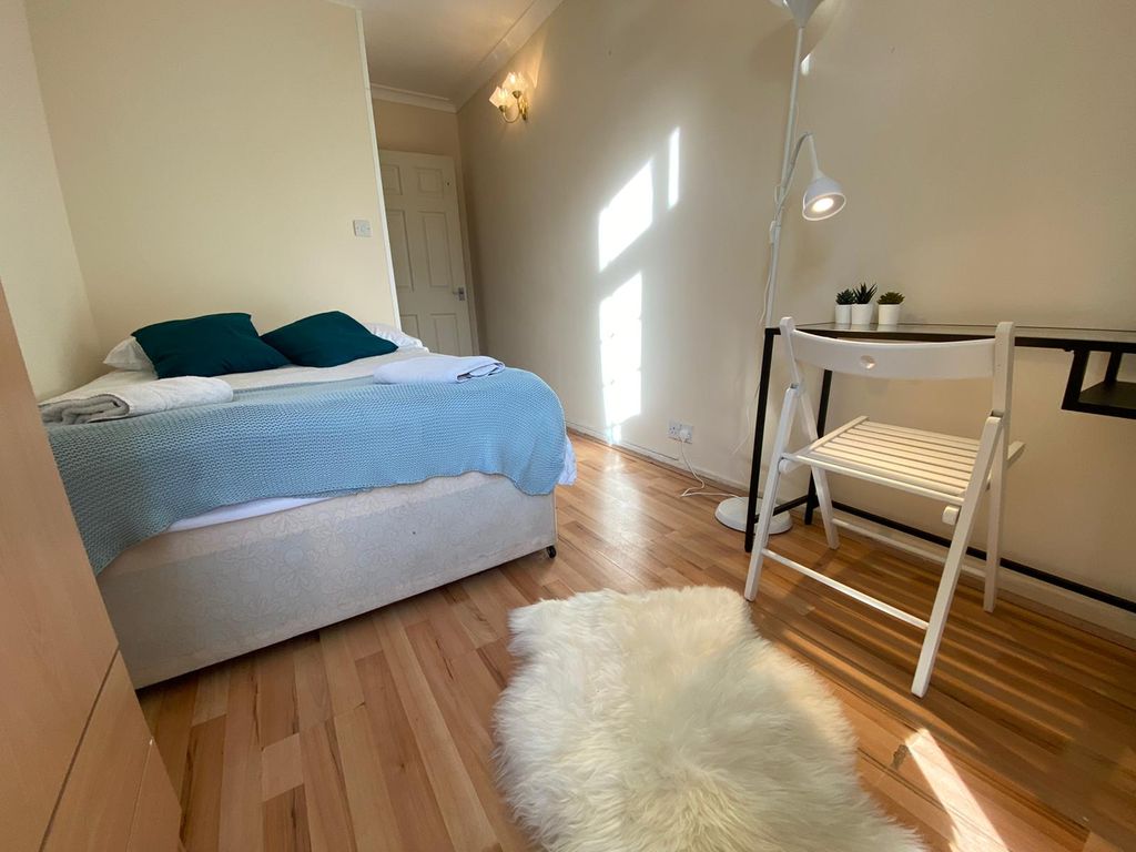 Property photo 2 of 14 Room 1- £880 Available 12/09/2025