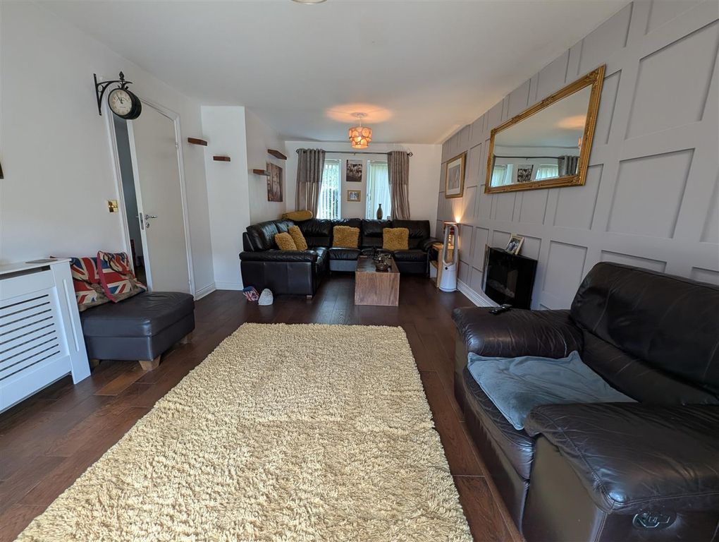 Property photo 3 of 18 Lounge