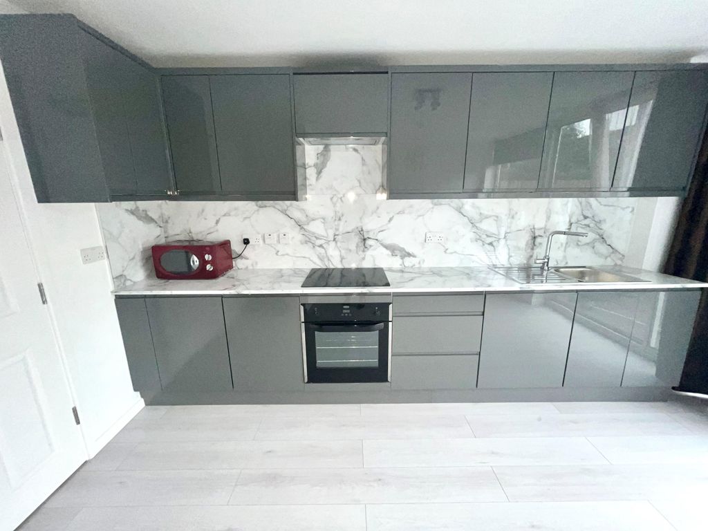 Property photo 3 of 10 Kitchen