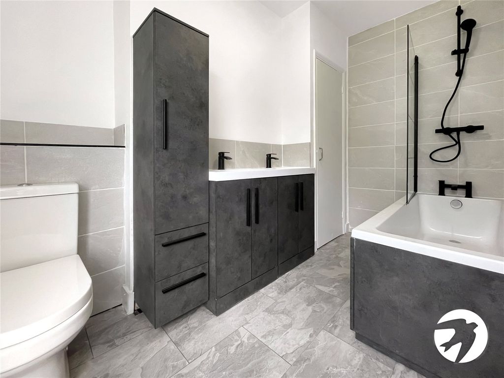 Property photo 3 of 11 Bathroom