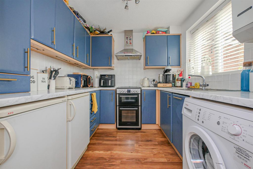 Property photo 3 of 11 Kitchen