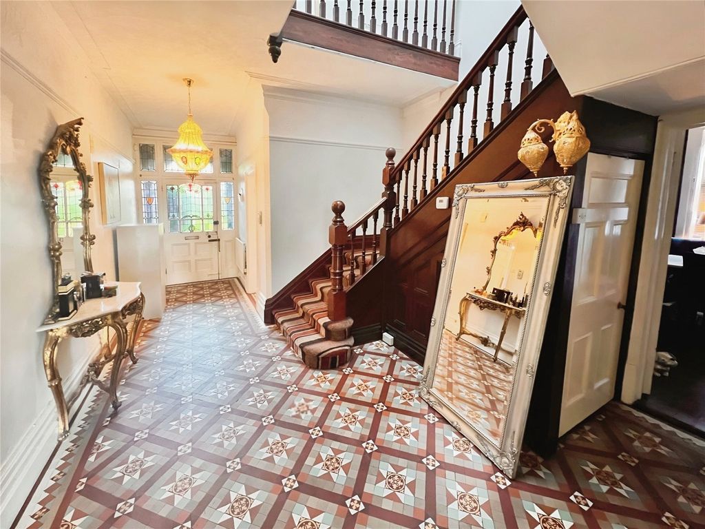 Property photo 2 of 19 Entrance Hall