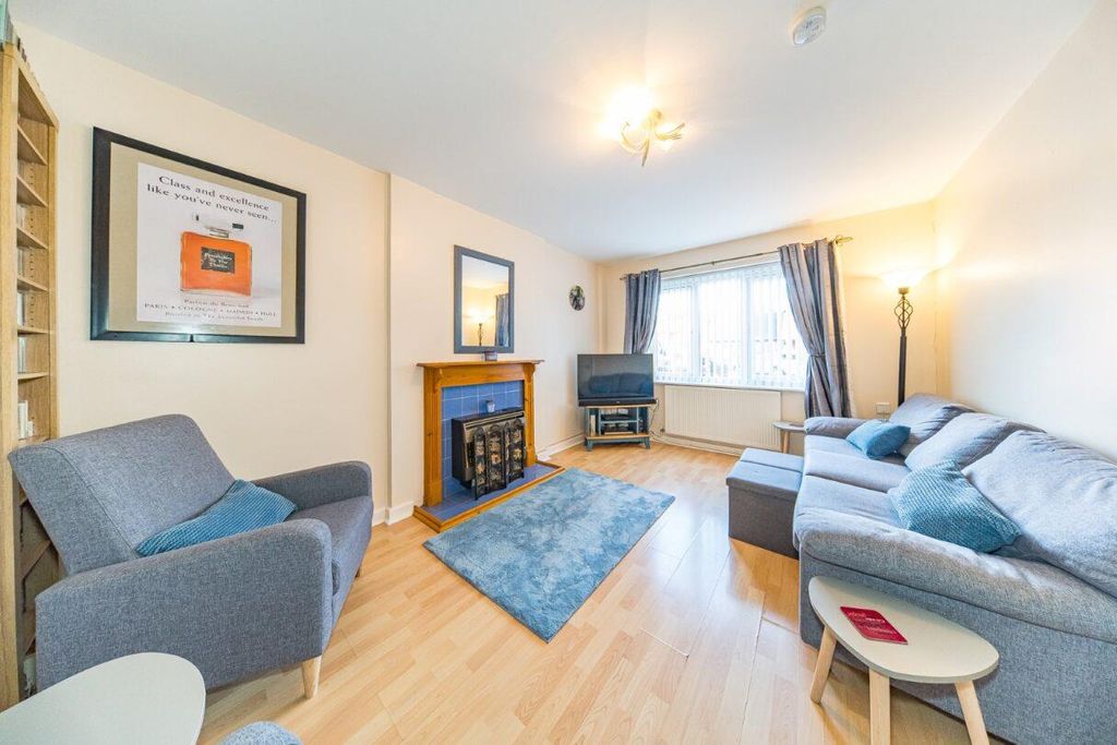 Property photo 2 of 18 10 Tinling Close Lounge 2.Jpg