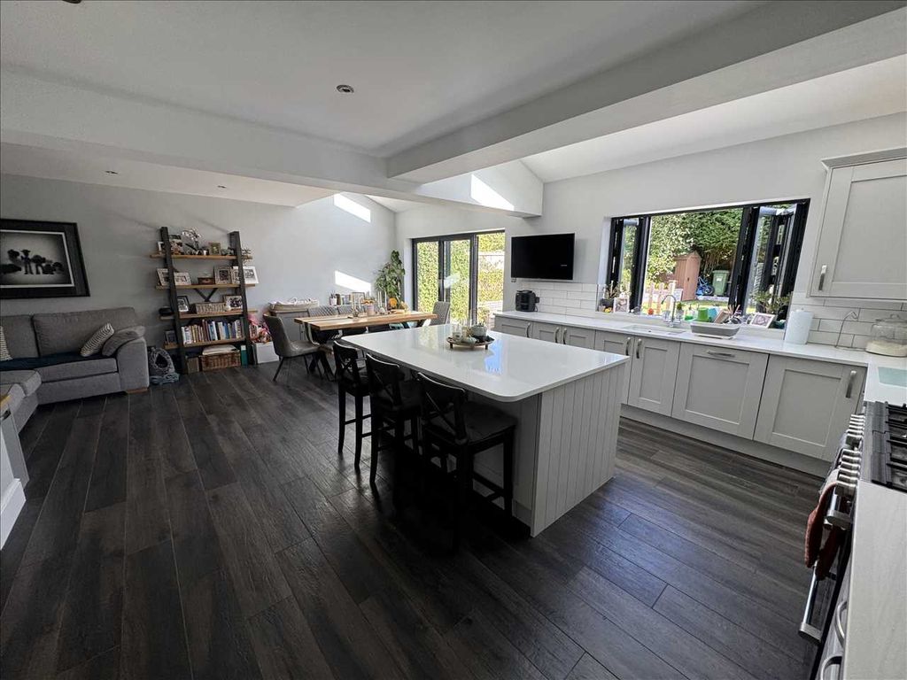 Property photo 3 of 28