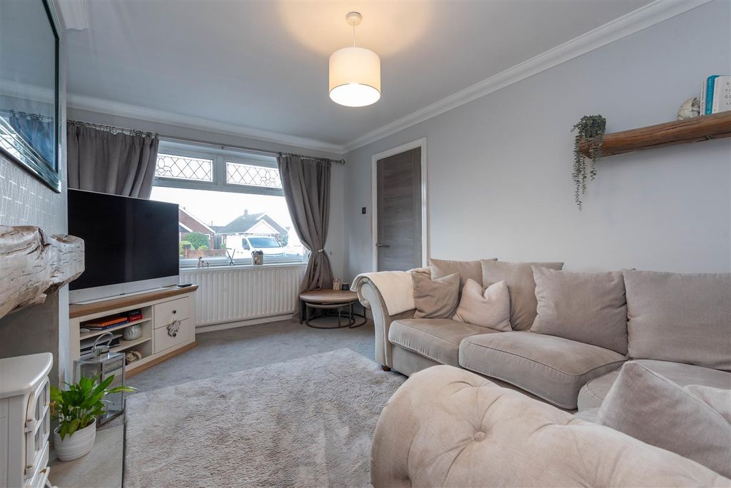 Property photo 3 of 20 Lounge