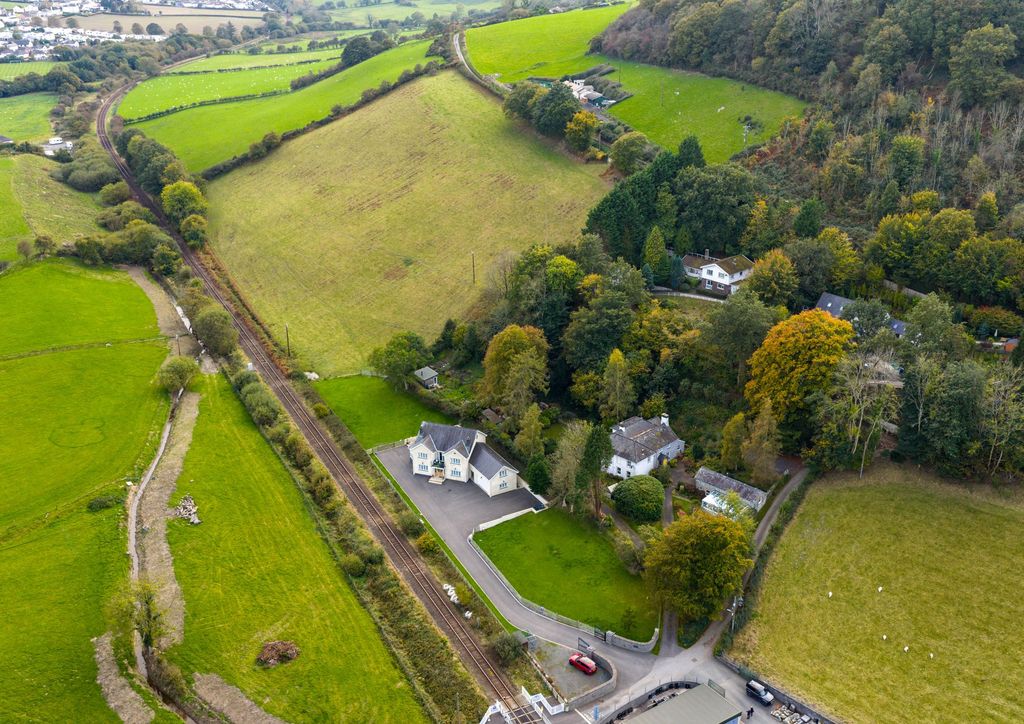 Property photo 2 of 40