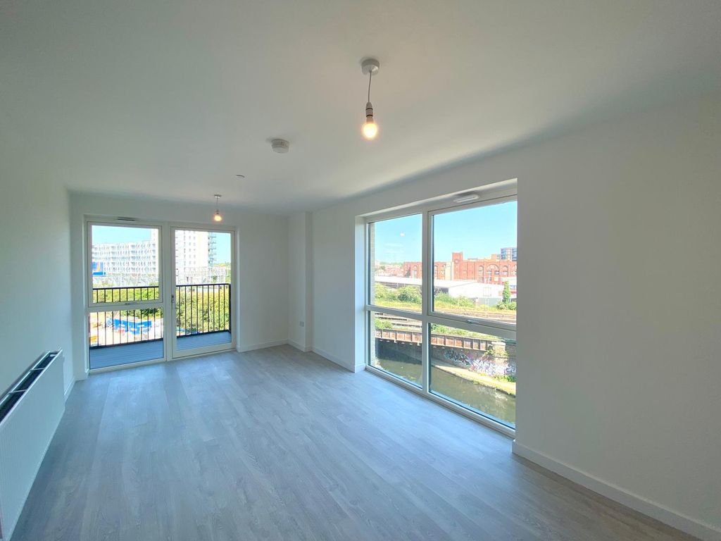 Property photo 2 of 7 Living Room