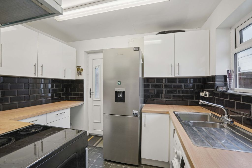 Property photo 3 of 8 Kitchen