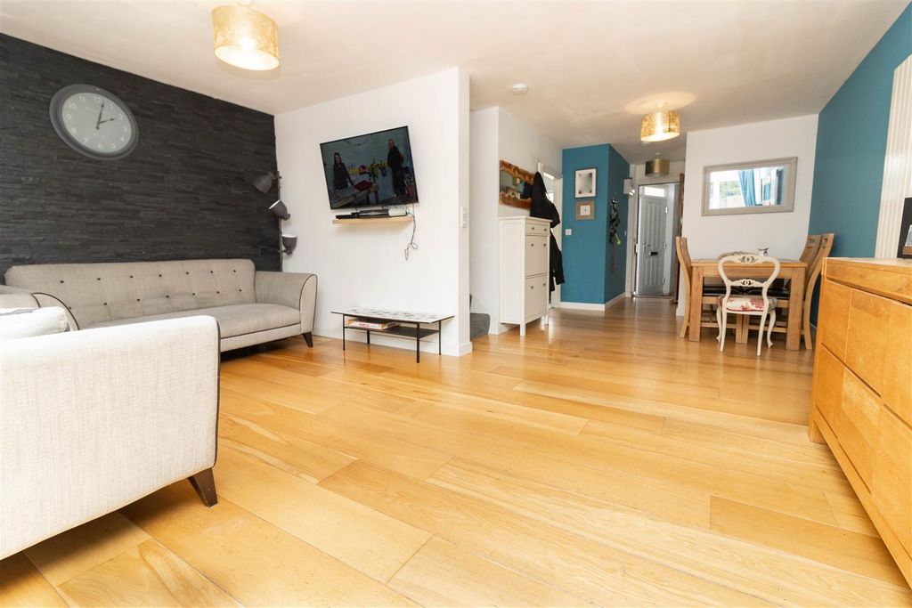 Property photo 2 of 11 Lounge