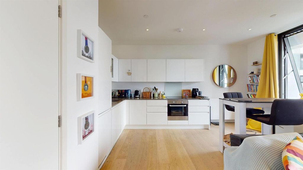 Property photo 2 of 12 Wardian, Canary Wharf For Sale, E14, By Barrain Lo