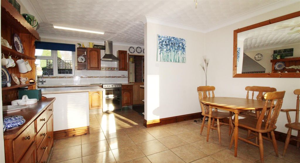 Property photo 3 of 25 Kitchen / Diner