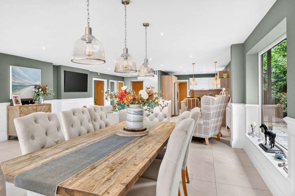 Property photo 3 of 18 Dining