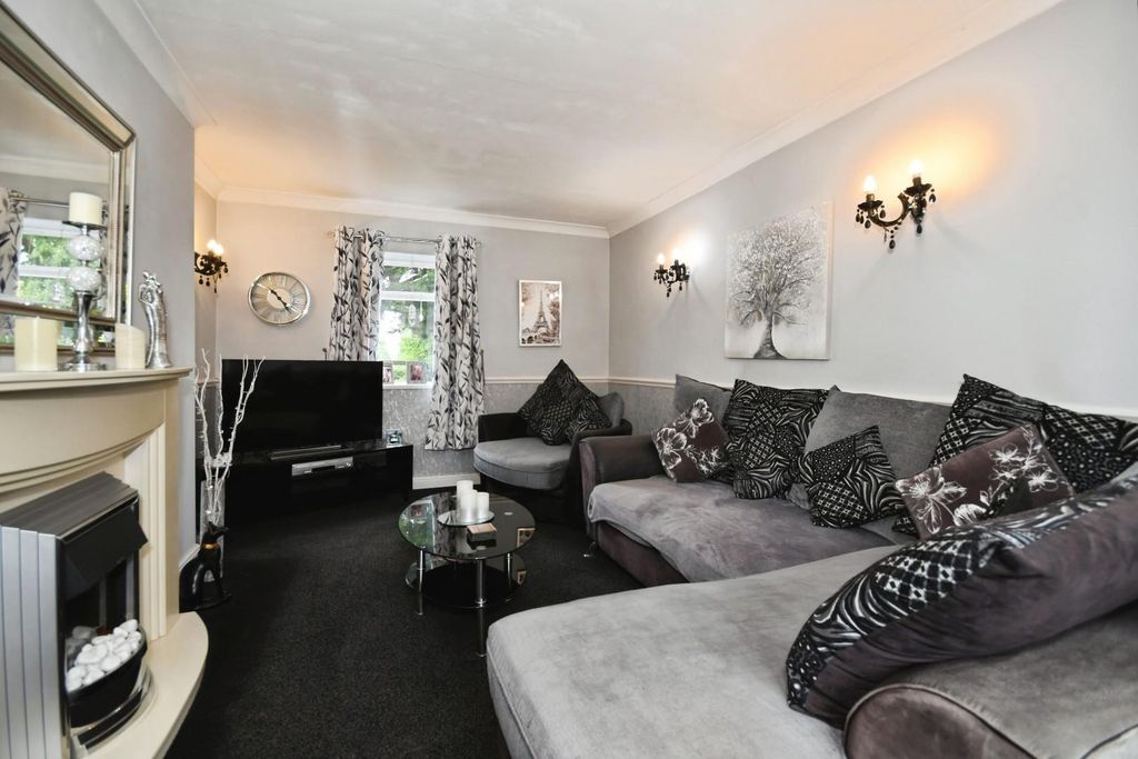 Property photo 2 of 17 Lounge 03.Jpg