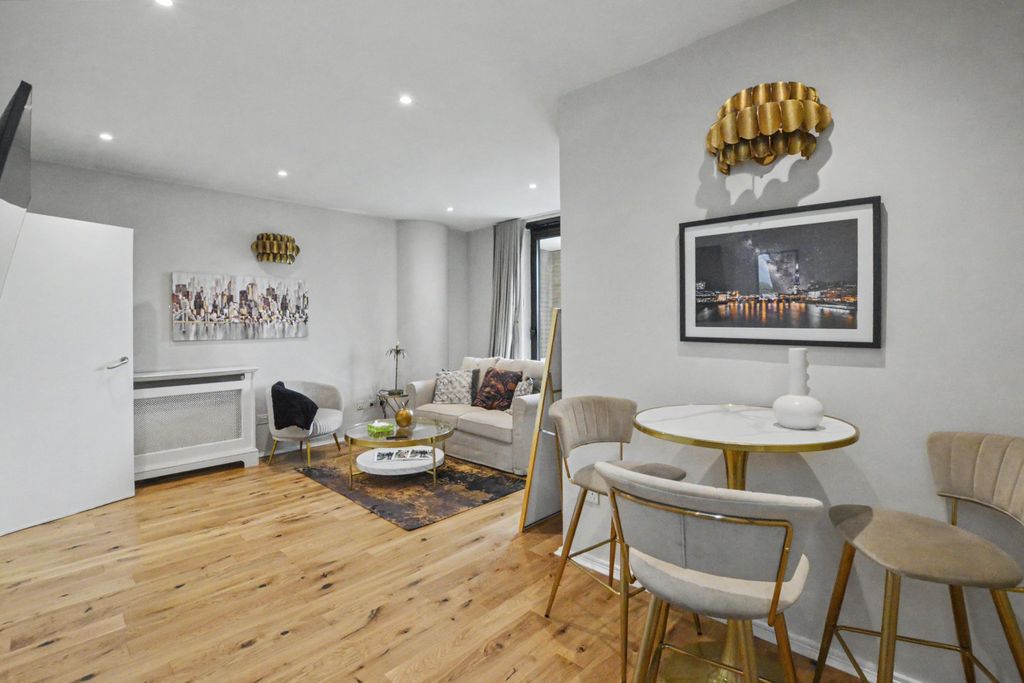 Property photo 3 of 15 Flat 662 Point West, 116 Cromwell Road, Kensington And Chelsea, London, Sw7 4Xf