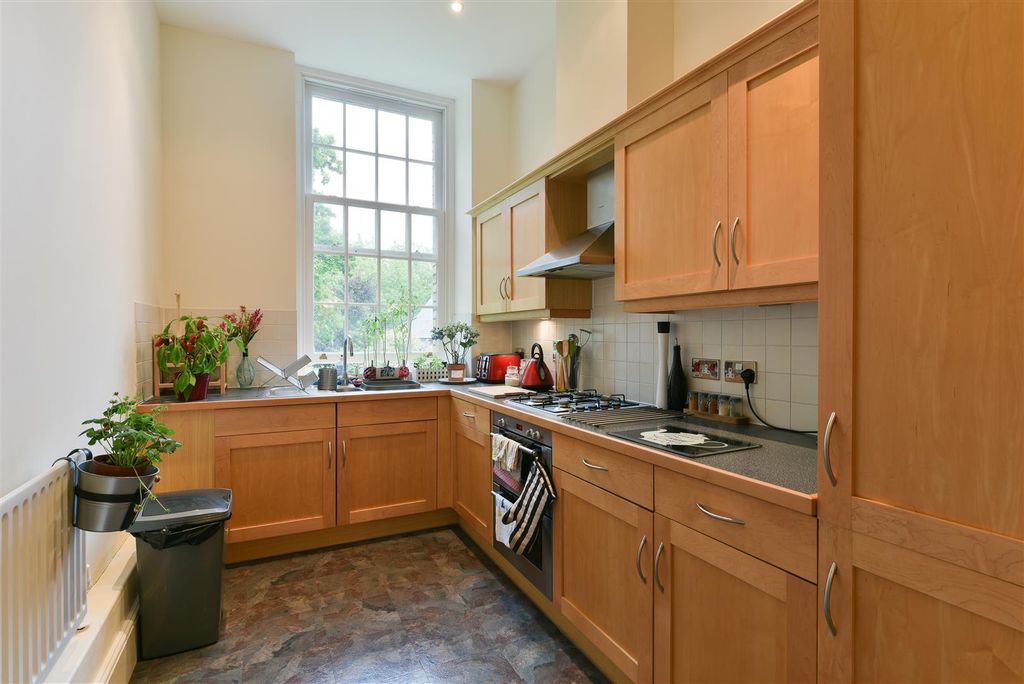 Property photo 2 of 12 Clean  23 Gladstone House, Epsom (7 Of 12).Jpg