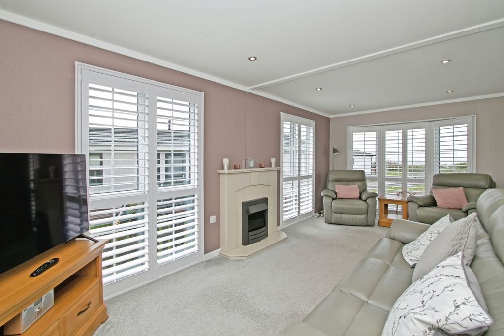 Property photo 2 of 41 Lounge