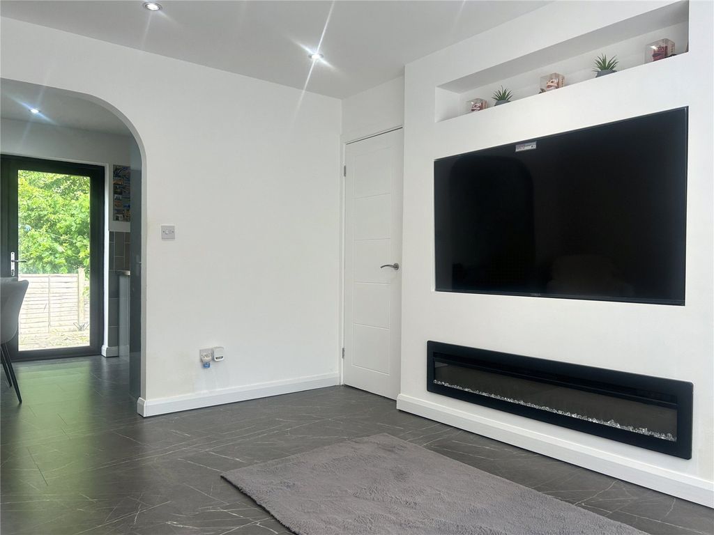 Property photo 3 of 13 Lounge