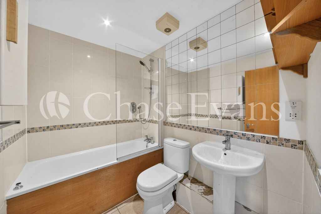 Property photo 3 of 9 Bathroom