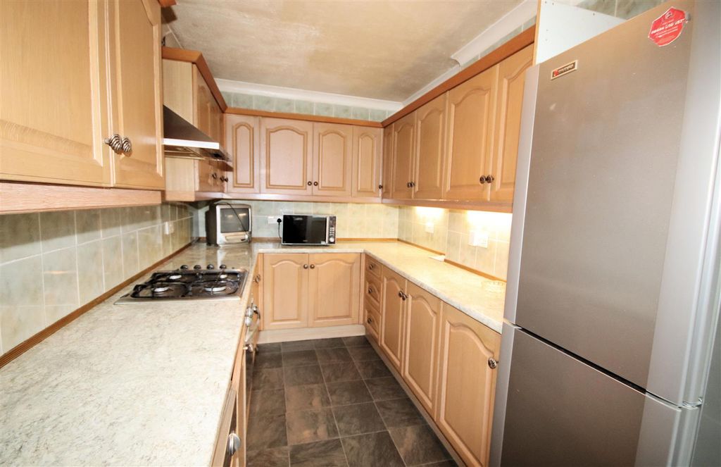 Property photo 3 of 16 Fitted Kitchen