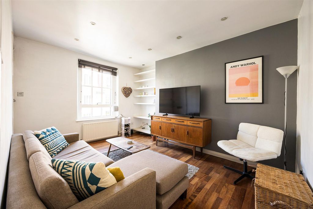 Property photo 2 of 25 Wilmot Street, E2