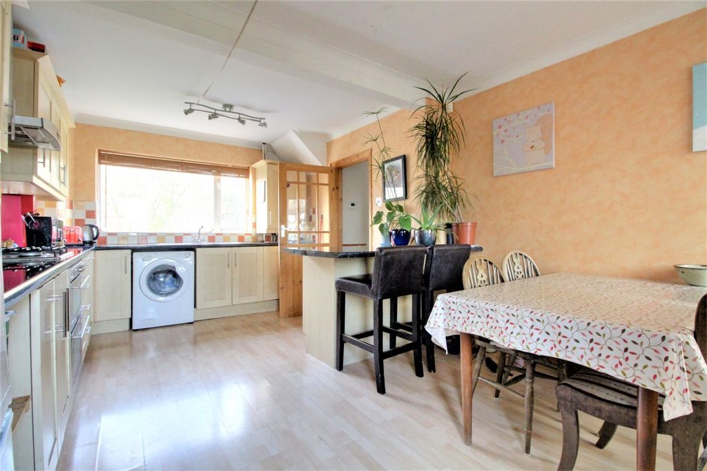 Property photo 3 of 11 Kitchen 2