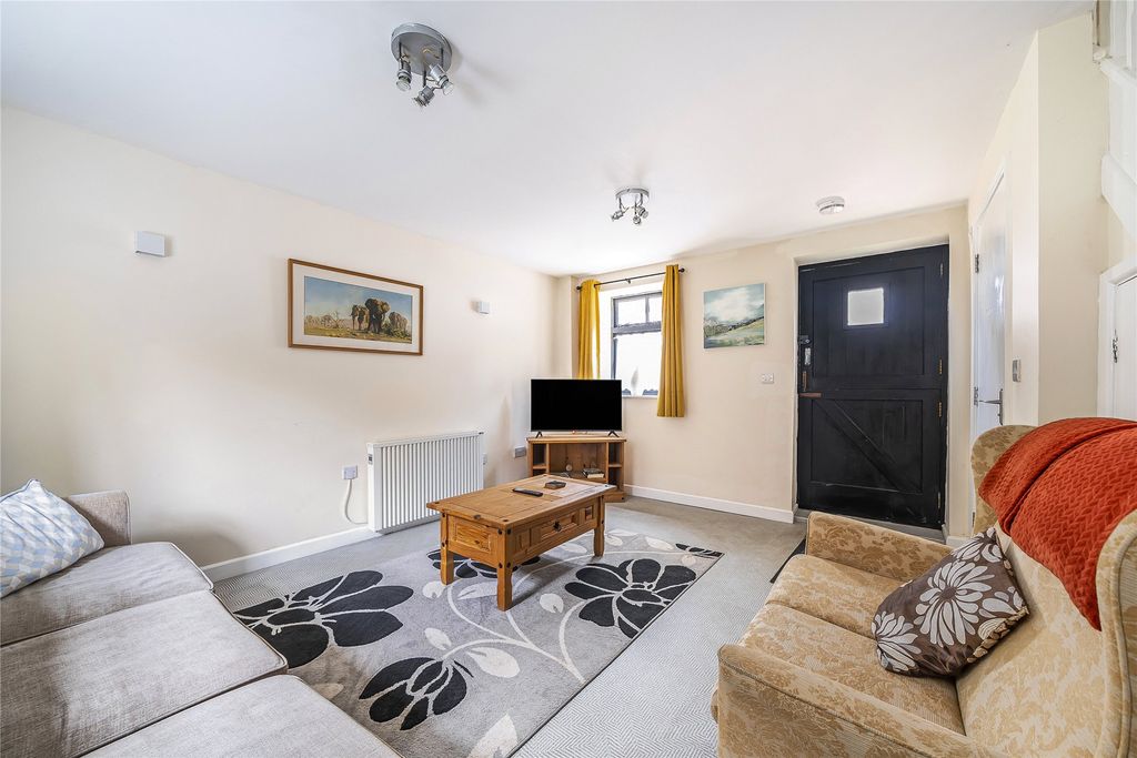 Property photo 3 of 8 Lounge