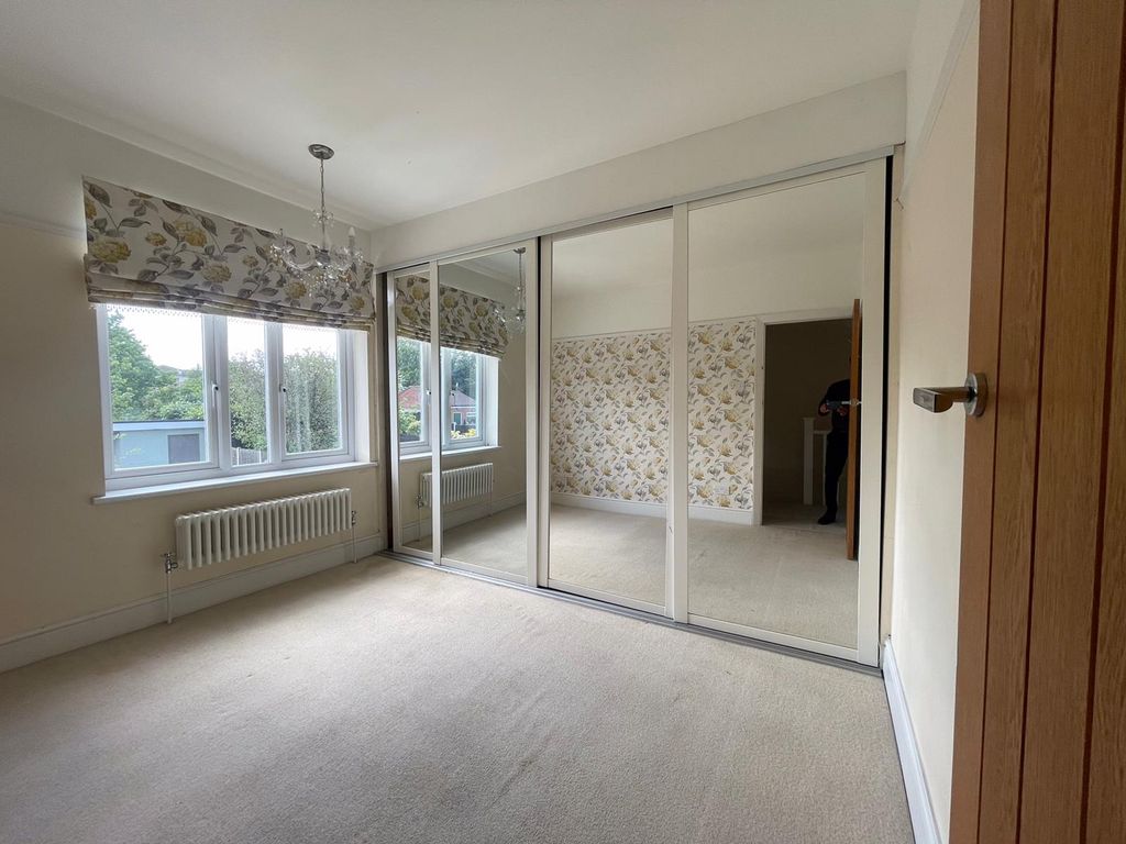 Property photo 1 of 8 Spacious 4-Bedroom Family Home With Large Reception &amp; Massive Garden