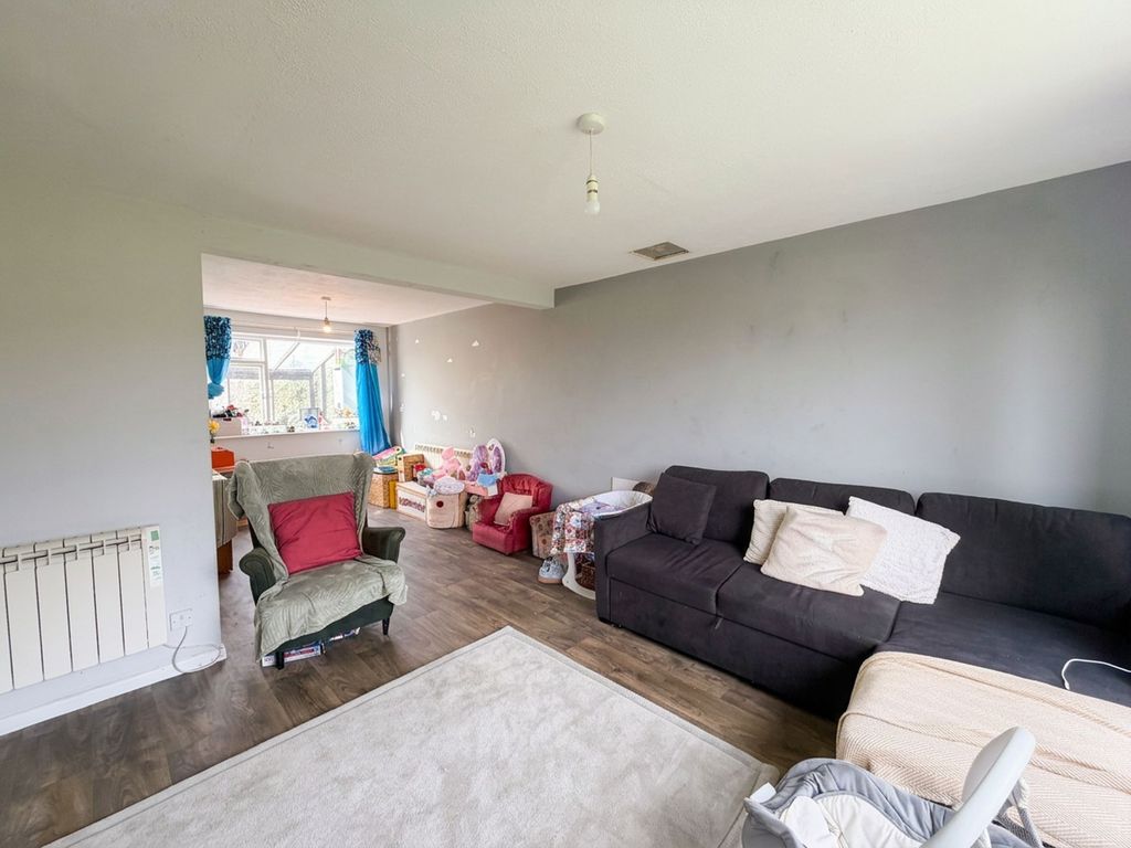 Property photo 2 of 8 Living Room/Diner