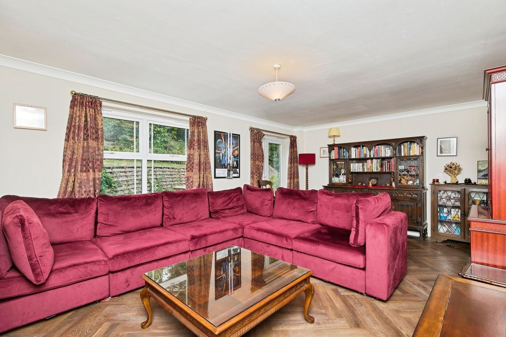 Property photo 3 of 27 Lounge
