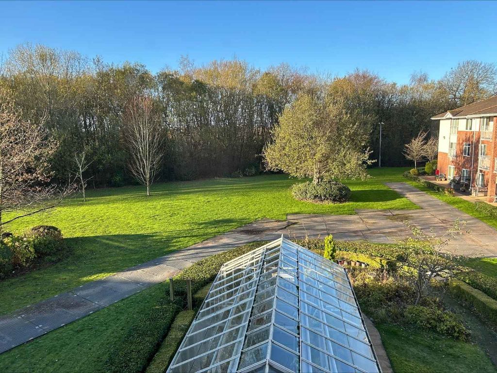 Property photo 3 of 10 Landscape Gardens