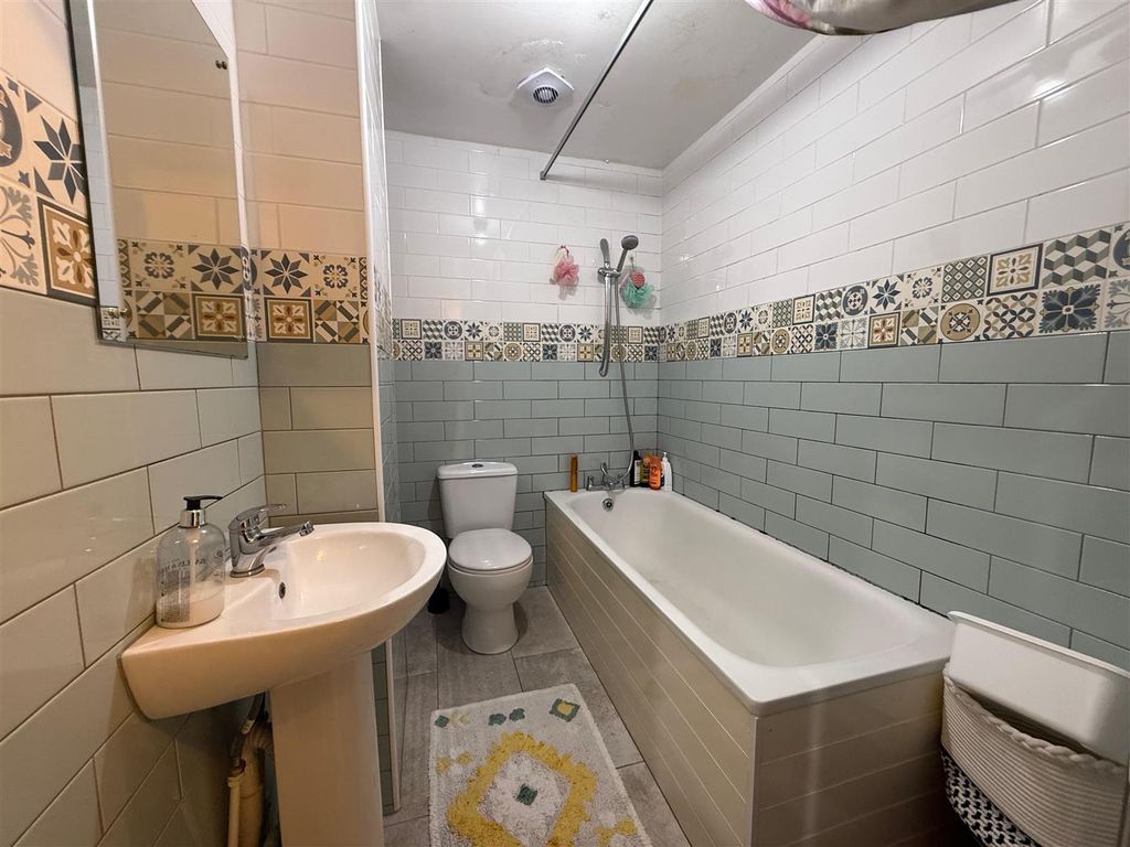 Property photo 2 of 9 Bathroom