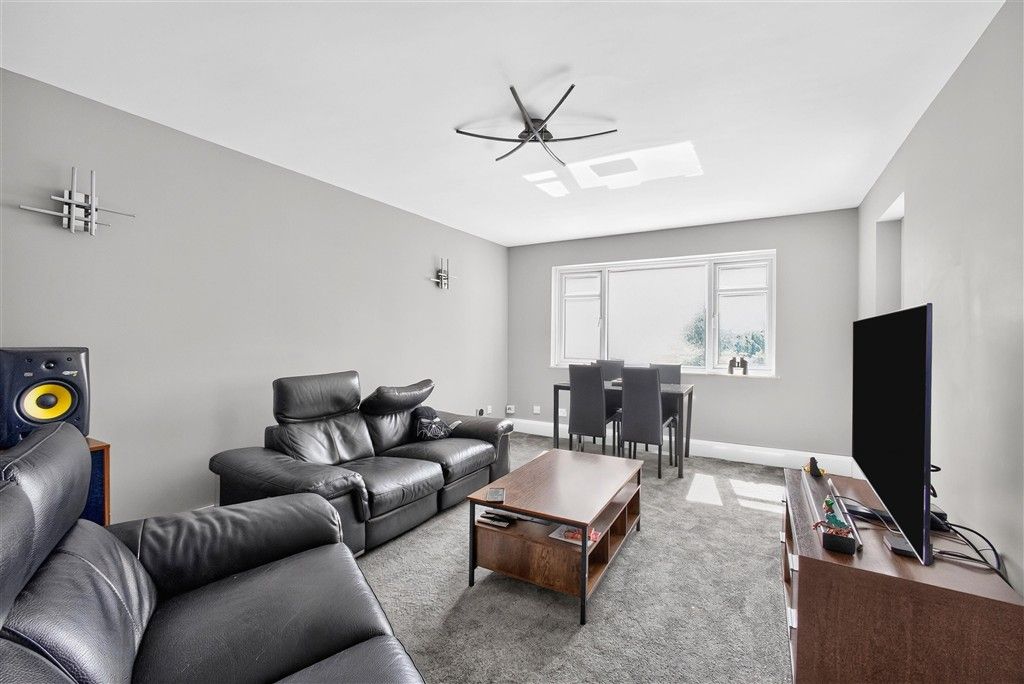 Property photo 2 of 11 Lounge
