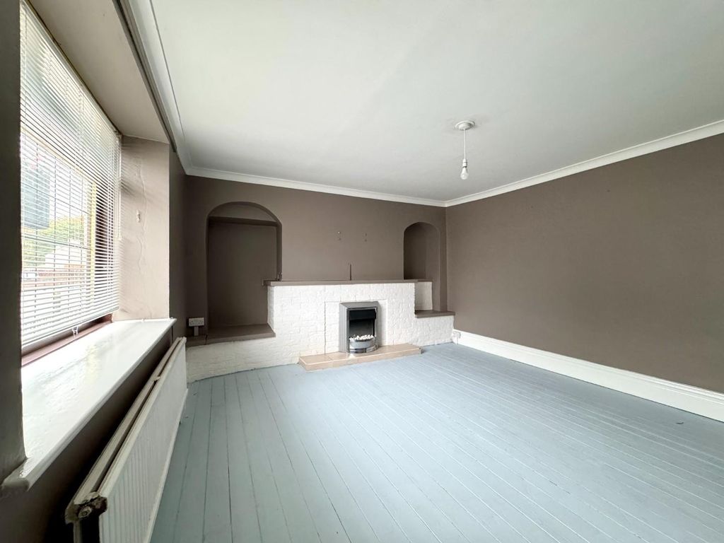 Property photo 2 of 16 Lounge