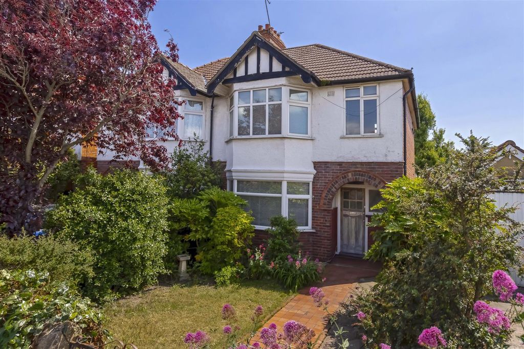 Property photo 1 of 18 Lyndhurst_4.Jpg
