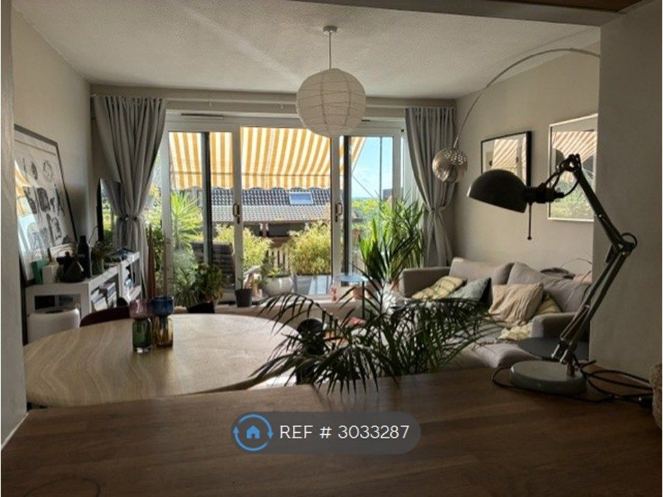 Property photo 1 of 8 Living Room
