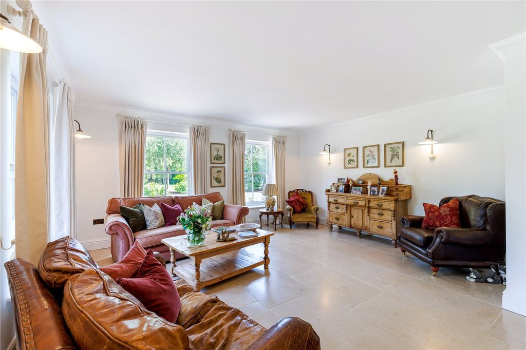 Property photo 3 of 14 Sitting Area