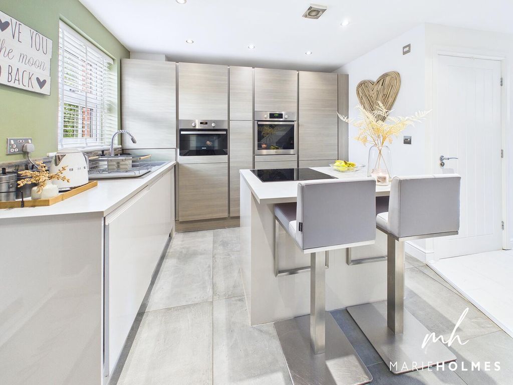 Property photo 3 of 19 Kitchen