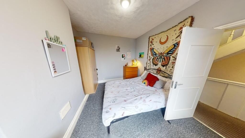 Property photo 3 of 10 A Cozy Double Bedroom Featuring A Comfortable Doub...