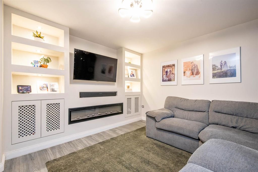 Property photo 2 of 22 Lounge