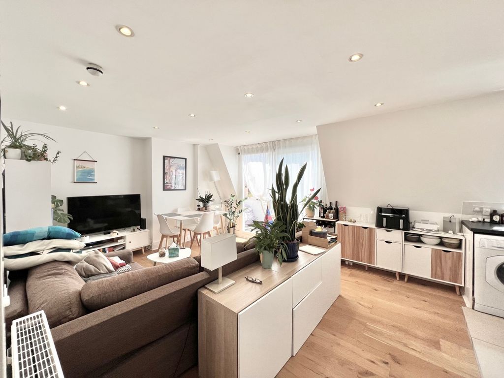 Property photo 1 of 18 Top Floor 2 Bed Flat For Rent