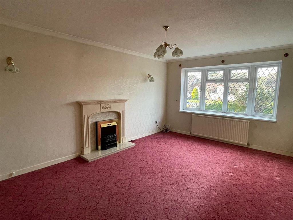 Property photo 3 of 15 Living Room..Jpg