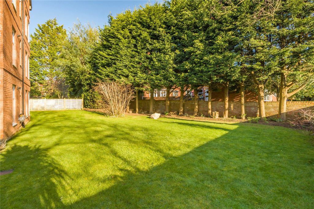 Property photo 2 of 9 Communal Gardens