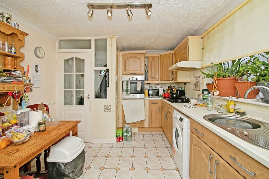 Property photo 2 of 12 Kitchen