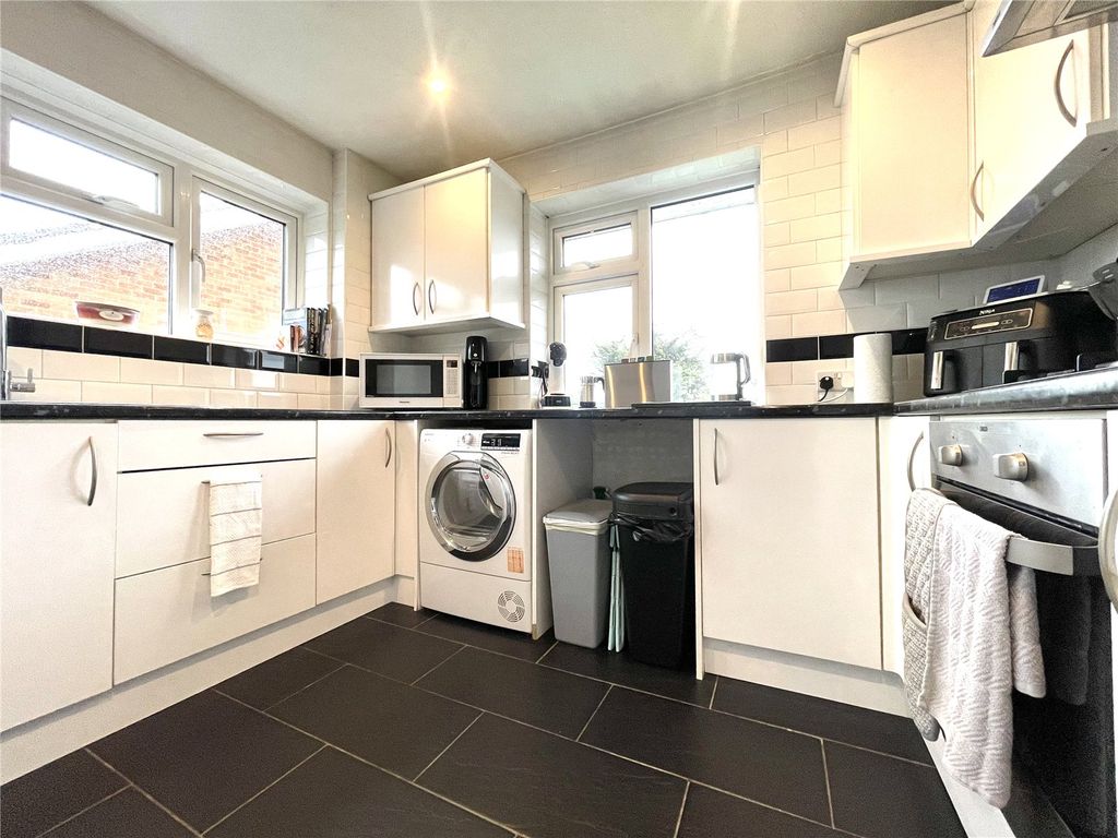 Property photo 2 of 9 Kitchen