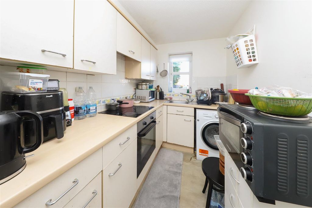 Property photo 3 of 7 Kitchen