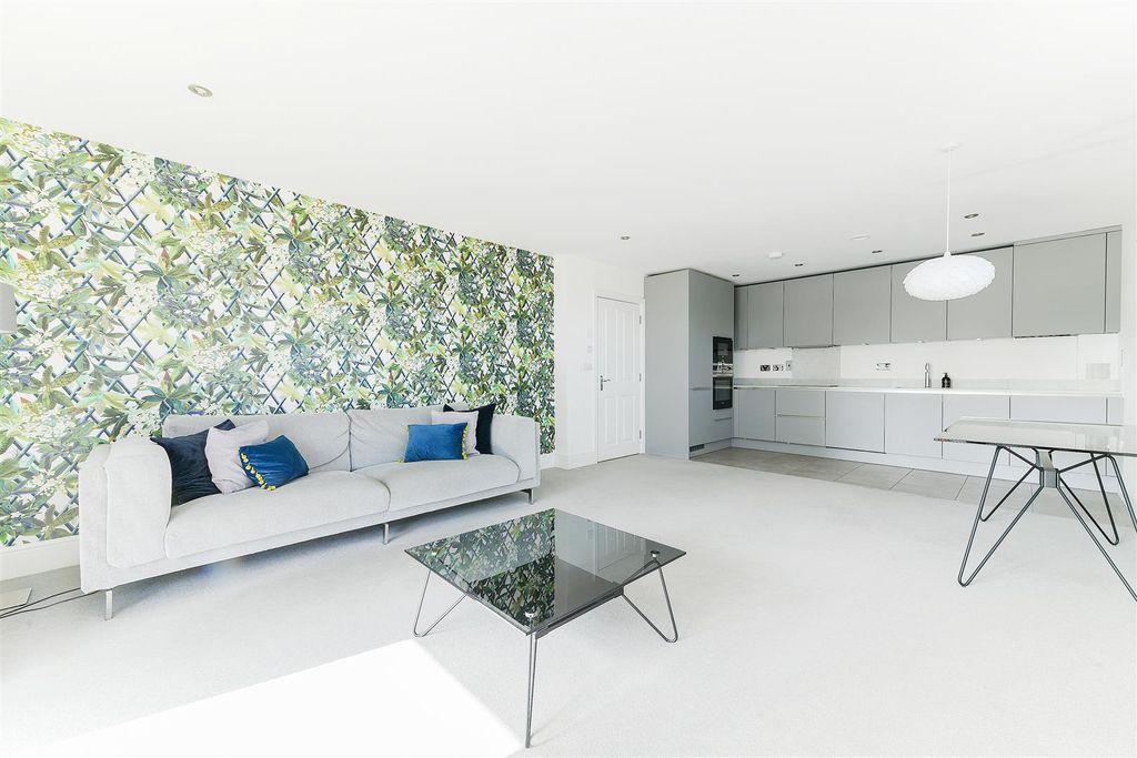 Property photo 2 of 10 Helmsdale Court, 77 Woodcote Road2.Jpg