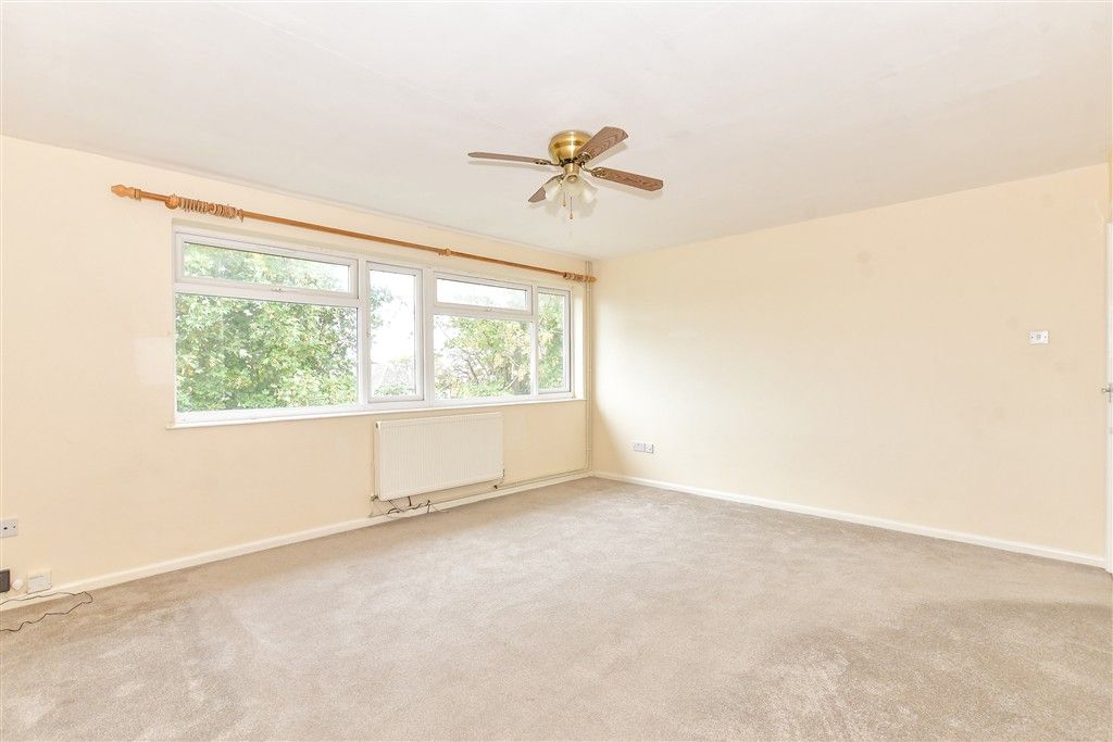 Property photo 3 of 6 Lounge