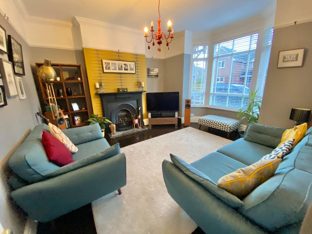 Property photo 2 of 16 Lounge